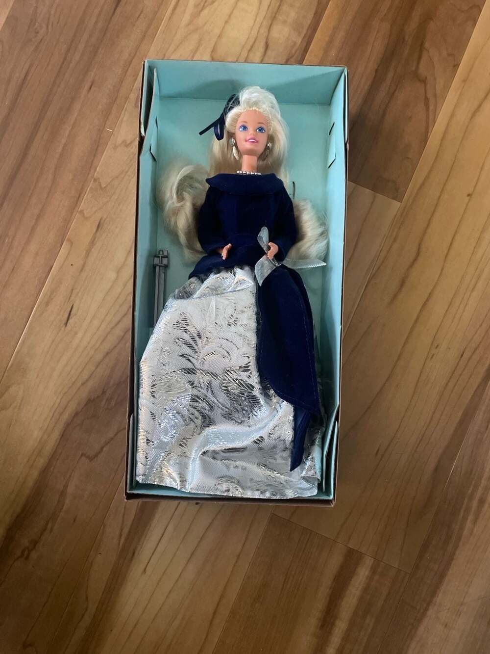 Mattel 1995 Winter Velvet Barbie Special Edition Avon Exclusive Doll #15571